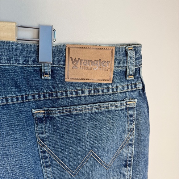 Wrangler Rugged Wear 44x32 Men's Cowboy Blue Jeans Standard Wash Size Workwear - Picture 2 of 14